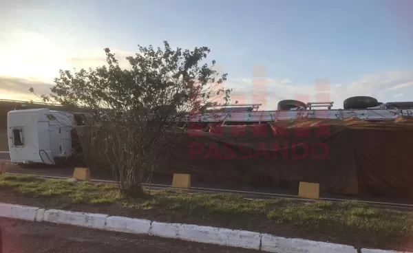 Caminhão tomba na Avenida Luiz Saldanha Rodrigues em Ourinhos