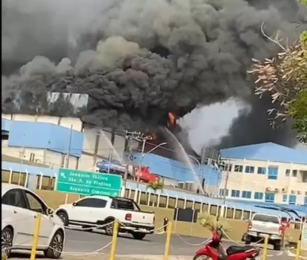 Incêndio de grandes proporções atinge Frangos Pioneiro em Joaquim Távora