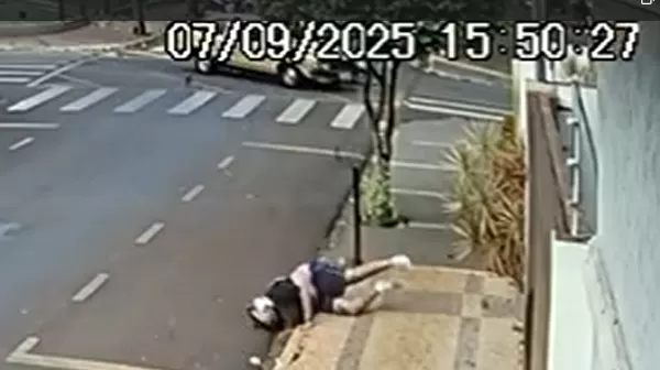 Motociclista é socorrido após colisão no centro de Santa Cruz do Rio Pardo