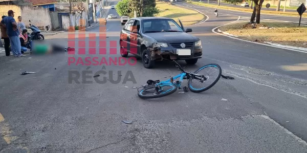 Ciclista fica gravemente ferido após colisão com carro em Ourinhos