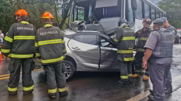 Mulher morre em colisão frontal entre carro e ônibus na rodovia SP-331, em Tabatinga