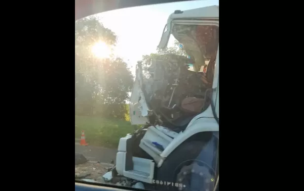 Colisão traseira entre caminhões deixa vítima presa nas ferragens na SP-225 em Santa Cruz do Rio Pardo