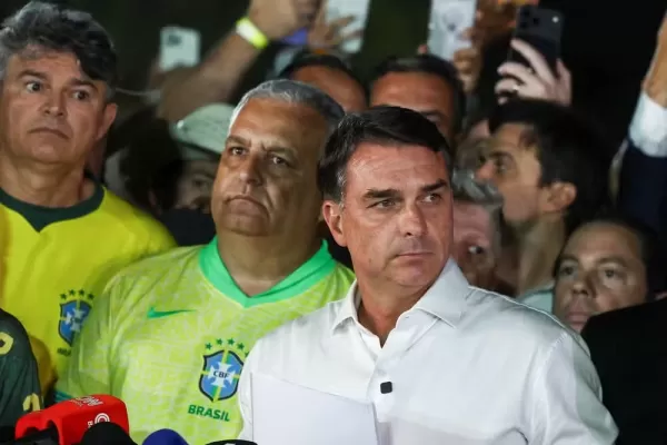 Governo Trump autoriza entrada de Flávio Bolsonaro nos Estados Unidos após senador deixar o Brasil e descumprir ordem do STF