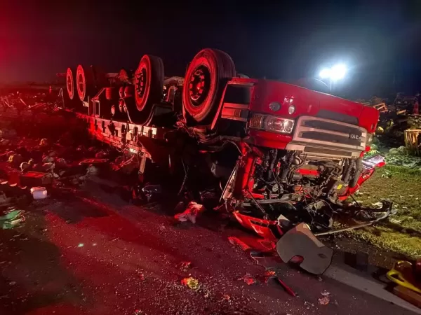 Motorista morre após caminhão carregado com repolho capotar em rodovia no interior de SP