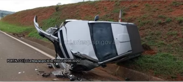 Condutor é socorrido após capotamento na SP-225 em Bauru