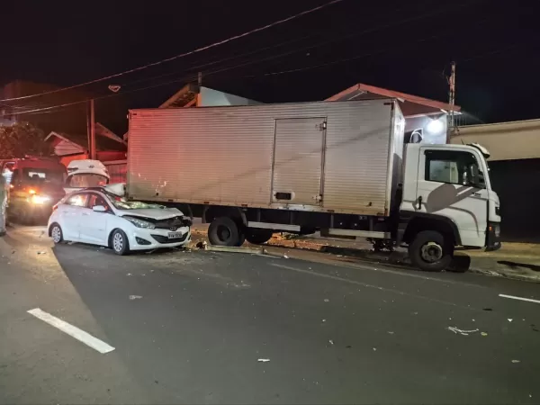 Carro com quatro jovens colide contra caminhão estacionado em Marília; dois ficam feridos