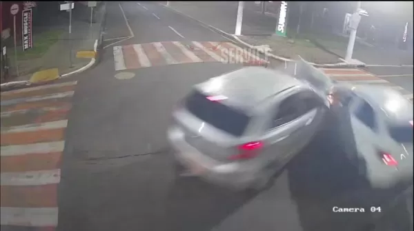 Vídeo: Câmeras de monitoramento registram colisão entre dois carros no Centro de Ourinhos