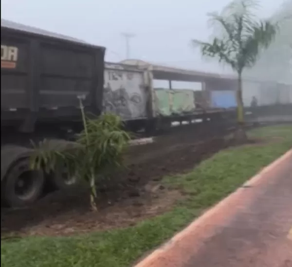 Trem arrasta carreta carregada de açúcar por 140 metros após colisão no Paraná 