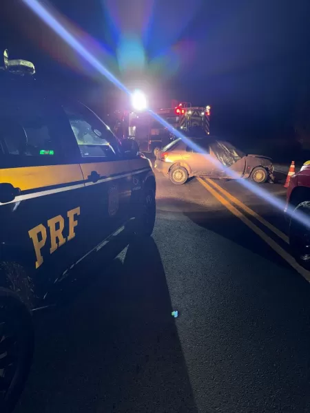 Idoso de 79 anos morre em colisão frontal entre carro e caminhão na BR-153, em Ibaiti