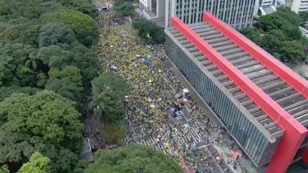 Protestos contra Luiz Inácio Lula da Silva e o Supremo Tribunal Federal reúnem milhares de manifestantes na Avenida Paulista e em outras cidades do país