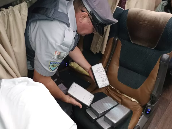 Grupo de bolivianos é preso com mais de 50 kg de cocaína em ônibus na SP-327, em Ourinhos