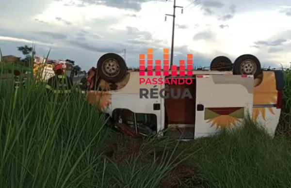 Van capota na Rodovia Raposo Tavares em Canitar 