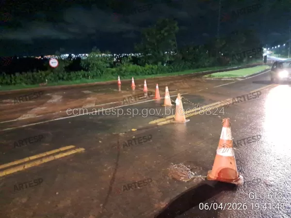 Alagamento interdita rodovia em Santa Cruz do Rio Pardo e provoca desvio no trânsito