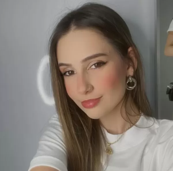 Bailarina do balé de Claudia Leitte morre aos 21 anos; cantora lamenta perda