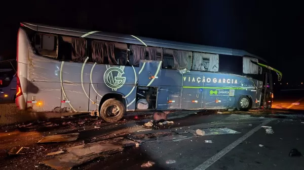 Ônibus tomba na BR-376 no norte do Paraná 