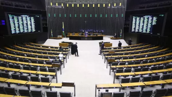 Câmara dos Deputados vota projetos sobre crimes ambientais, FGTS e deep fakes nesta semana