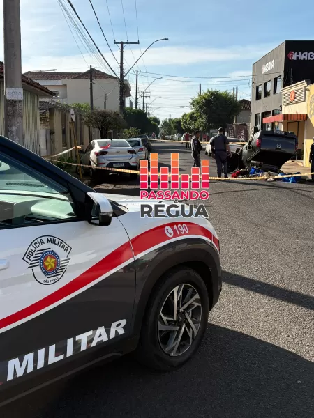 Motorista suspeito de embriaguez bate em carro estacionado e capota caminhonete em Ourinhos