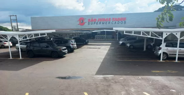 Homem é flagrado furtando peças de carne em supermercado de Ourinhos, mas é liberado 