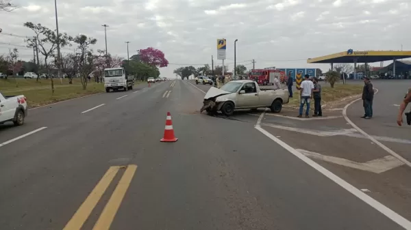 Caminhonetes colidem na BR-153 em Ibaiti