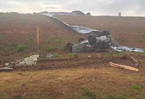 Temporal com ventos de até 90 km/h destelha fábrica da Toyota e causa estragos em Porto Feliz (SP)