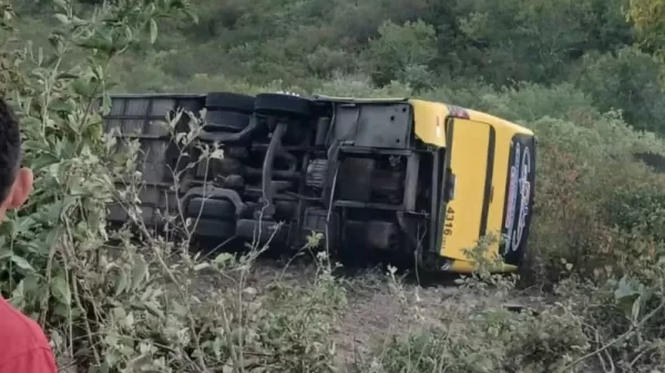 Ônibus com romeiros tomba no Ceará, deixa dois mortos e dezenas de feridos