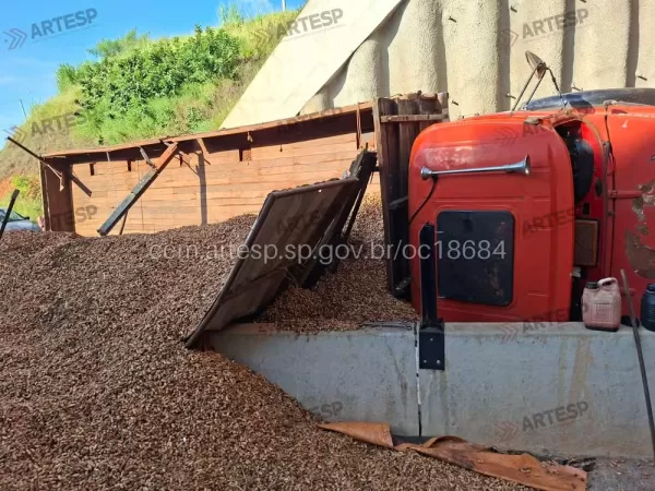 Caminhão com carga de amendoim tomba na SP-333 em Echaporã e interdita acesso temporariamente