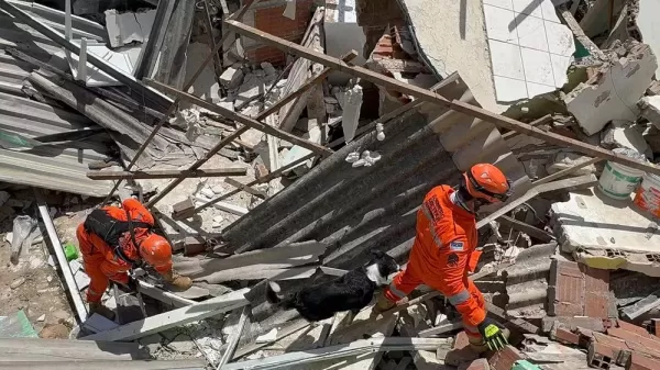 Explosão destrói oito casas em Olinda, deixa um morto e dez feridos; idosa segue desaparecida