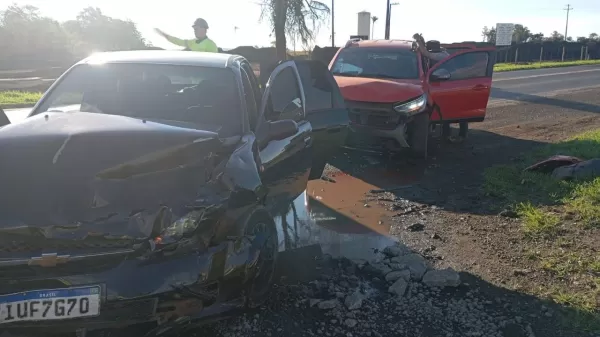 Acidente entre dois veículos na BR-153 deixa vítimas com ferimentos leves em Santo Antônio da Platina