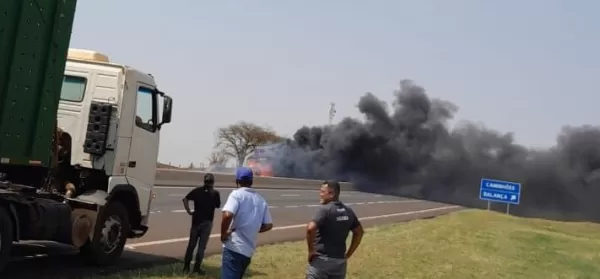 Caminhão pega fogo na Orlando Quagliato em Ourinhos