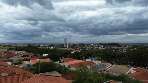 Frente fria traz chuva e queda drástica de temperatura em Ourinhos