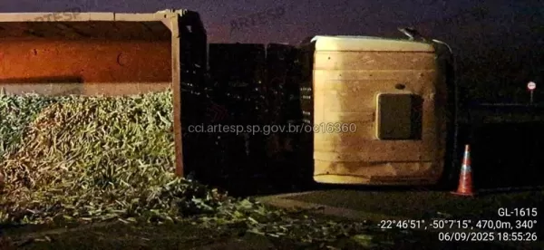 Caminhão de cana tomba na Raposo Tavares em Palmital