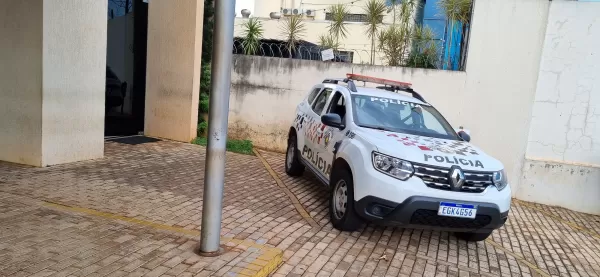 Dois jovens são detidos por tráfico de drogas em Ipaussu; menor é liberado após perícia