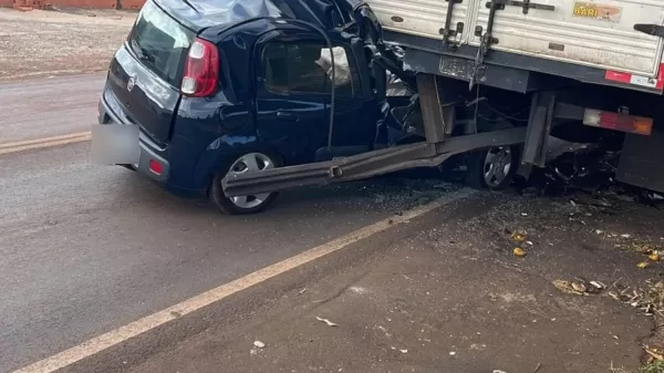Motorista bate em caminhão estacionado em Taquarituba; ninguém ficou ferido