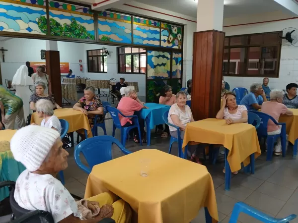 Famapa promove tarde especial para idosos do Lar Santa Teresa Jornet em Ourinhos