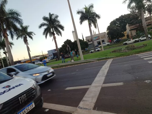 Mulher fica ferida após bater motocicleta em Ourinhos