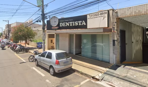 Clínica odontológica é invadida e furtada no Centro de Ourinhos; criminoso levou notebook e danificou equipamentos