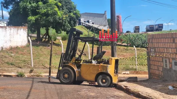 Empilhadeira tomba e deixa trabalhador ferido em Bernardino de Campos