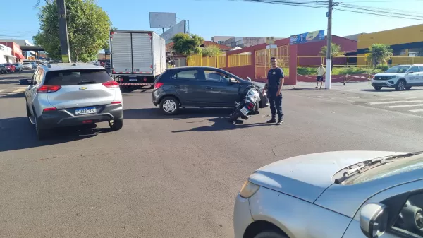 Colisão entre carro e moto deixa dois feridos no Jardim Matilde, em Ourinhos