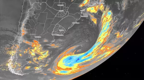 Ciclone se afasta, mas frente fria mantém risco de chuva forte e ventos no Sul e Sudeste