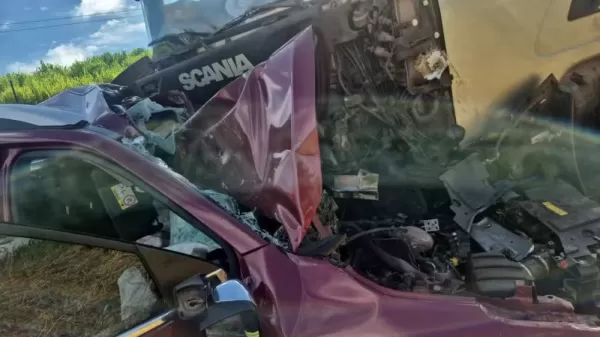 Mulher morre em colisão frontal entre caminhão e caminhonete em rodovia de Borborema