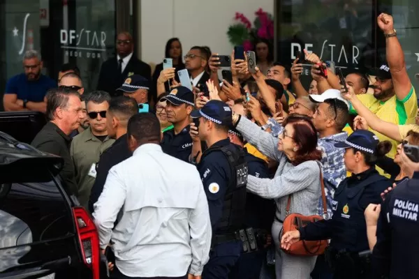 Bolsonaro deixa prisão domiciliar para procedimento médico em Brasília