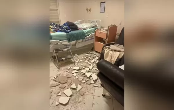 Acompanhante de paciente é atingido por concreto que caiu do teto de quarto do Hospital de Piraju