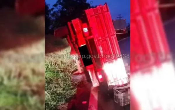 Motorista sofre mal súbito, perde controle de caminhonete e tomba veículo na SP-225 em Santa Cruz do Rio Pardo