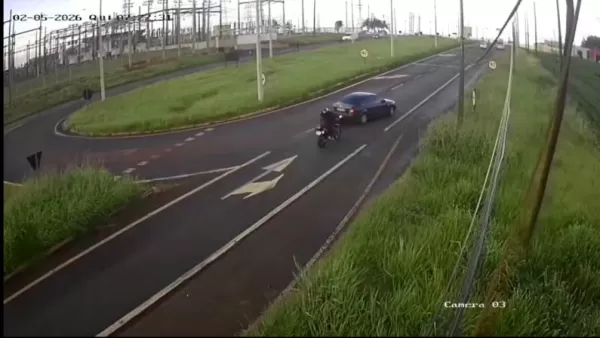 Imagens mostram acidente entre carro e motocicleta em rodovia em Ourinhos