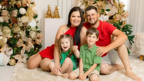 Pai, mãe e filhos de 2 e 6 anos morrem após carro derrapar e ser atingido por caminhão no Paraná