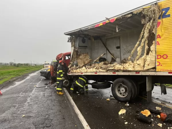 Colisão entre caminhões deixa feridos na BR-153 
