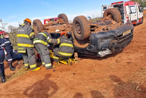 Produtor rural de 74 anos fica ferido após capotamento em estrada vicinal de Santa Cruz do Rio Pardo