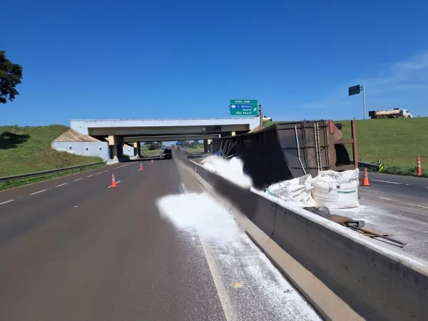 Carreta carregada com sal mineral tomba e deixa motorista ferido na SP-225 em Santa Cruz do Rio Pardo
