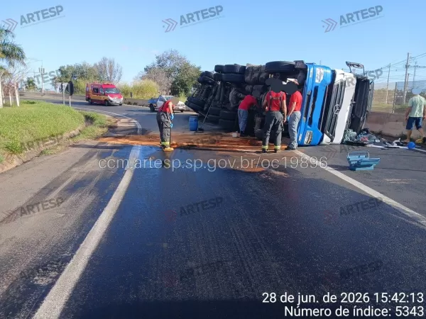 Carreta tomba na SP-294 em Marília e interdita totalmente pista no sentido oeste