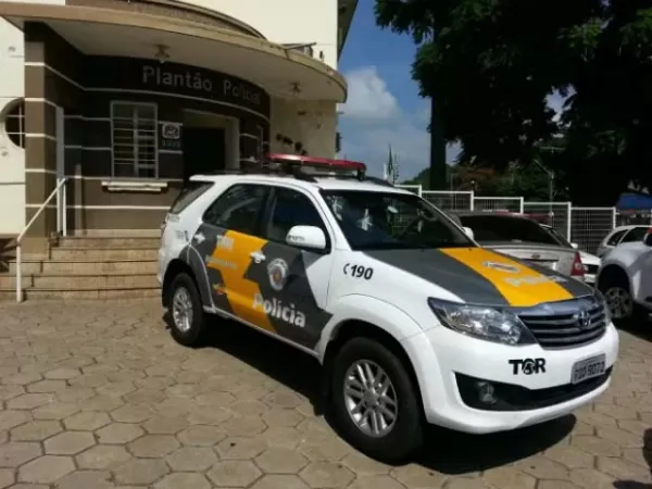 Quadrilha invade casas e rende sete pessoas em Avaré; itens de valor são roubados